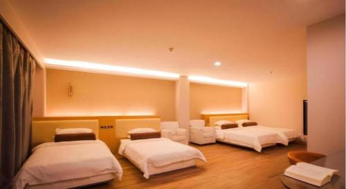 a room with three beds in a room at James Joyce Coffetel Tianjin Railway Station Jinshiqiao Metro Station Branch in Tianjin