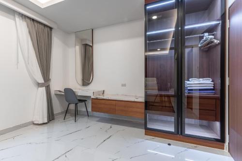 a bathroom with a glass shower and a desk at Southern Peak Pool Villa Huay Yai Pattaya in Ban Huai Yai