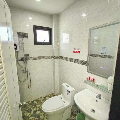 ein Badezimmer mit Dusche, Toilette und Waschbecken in der Unterkunft Villa Kokini in Koh Samui