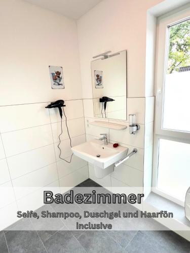 Koupelna v ubytování Ferienwohnung "Atlantis" Papenburg Balkon Einbauküche Neubau 74 qm Free Wifi 2 Schlafzimmer 4 Personen