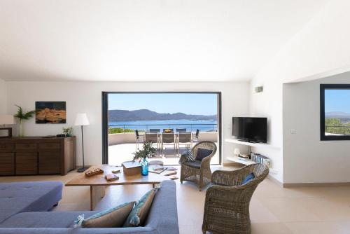 Villa MARINARCA sitew Porto Vecchio Marina di Fiori Vue mer piscine chauffée Clim plage à pied tennis