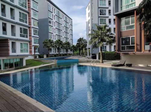 a swimming pool in the middle of two apartment buildings at SHaCk Place 87 in Ban Puk (2)