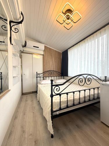 Ένα ή περισσότερα κρεβάτια σε δωμάτιο στο Entire 4-BR Historic Greek Home in Cunda Island