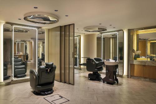 a hair salon with mirrors and chairs and sinks at Shangri-La Eros New Delhi in New Delhi