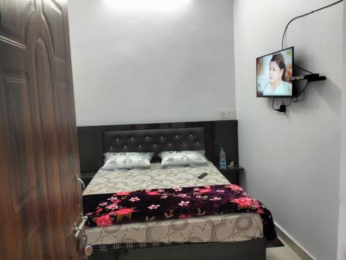 Una cama o camas en una habitación de Hotel Trayambakam