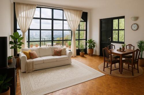 Posezení v ubytování Comfy Living With Terrace & View