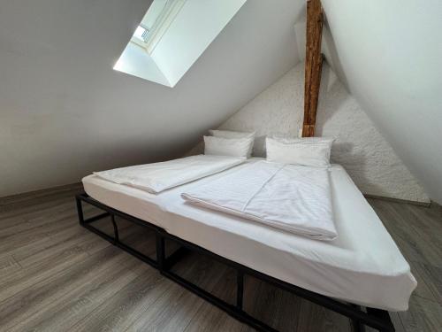 Una cama o camas en una habitación de City Lux Apartment in der Stadt