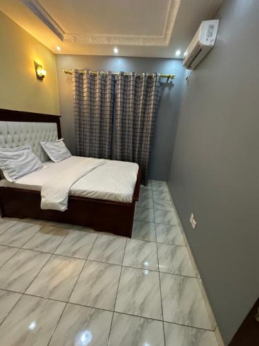 Katil atau katil-katil dalam bilik di Primeshare Luxury Apartments with Swimming Pool, Reliable Wi-Fi & Air Conditioning