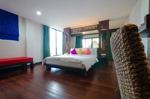 Una cama o camas en una habitación de Nicha Suite Hua Hin Hotel
