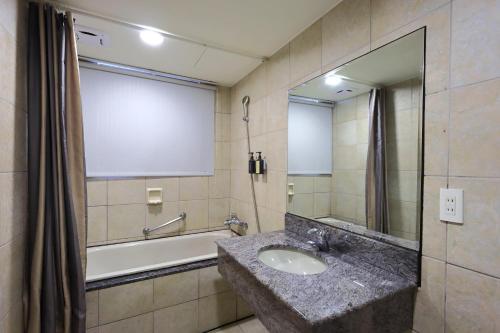 Salle de bains dans l'établissement Han She Hotel