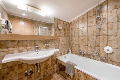 Hotel Almhofにあるバスルーム