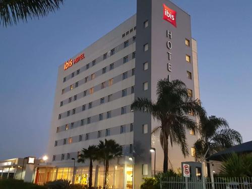 a hotel with a sign on the side of it at ibis Itu Plaza Shopping in Itu