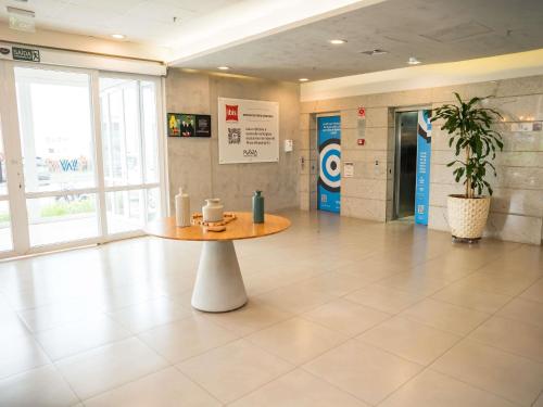 a room with a table in the middle of a building at ibis Itu Plaza Shopping in Itu
