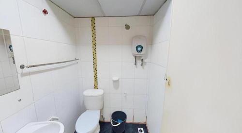 Un baño pequeño con inodoro y lavabo. en Aristo Hotel @ Putatan, en Kota Kinabalu
