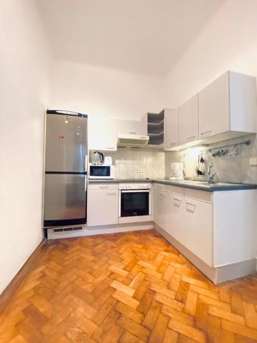 Affordable Room in Villa, With Garden & Parking