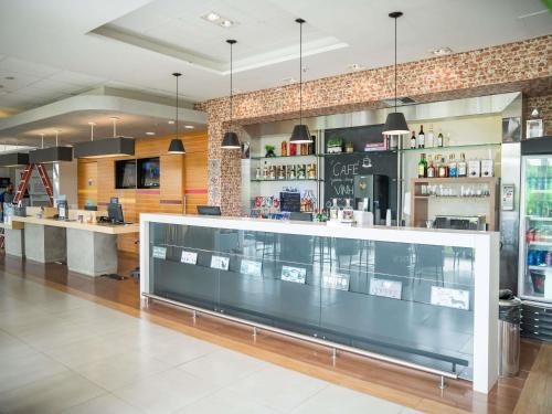a bar in a restaurant with a counter at ibis Itu Plaza Shopping in Itu