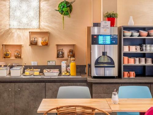 Una máquina de café sobre un mostrador en una cafetería. en ibis Styles Blois Centre Gare, en Blois