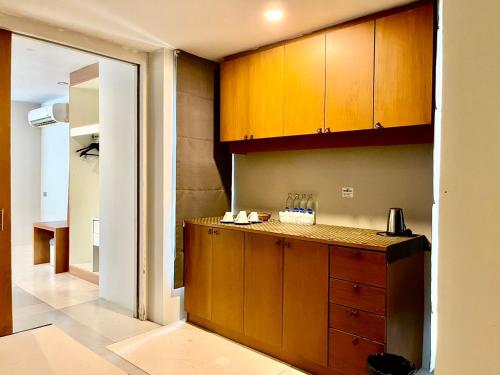 Una cocina con gabinetes de madera y encimera. en Chalay Monta, en Hua Hin