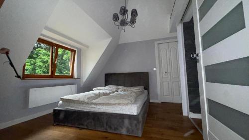 En eller flere senge i et værelse på Apartament Piastowska 3