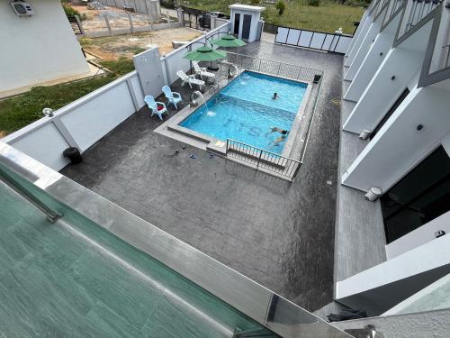 an overhead view of a swimming pool on a building at Santai TTS BATU RAKIT in Kuala Terengganu