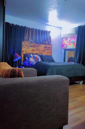 Un lugar para sentarse en Maleek's Apartment, Ikeja "Shared 2 Bedroom Apt, Or Take both rooms, with individual private baths"