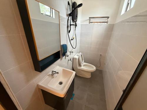 a bathroom with a sink and a toilet at Santai TTS BATU RAKIT in Kuala Terengganu