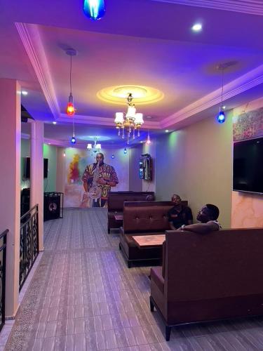 Televisyen dan/atau pusat hiburan di Primeshare Luxury Apartments with Swimming Pool, Reliable Wi-Fi & Air Conditioning