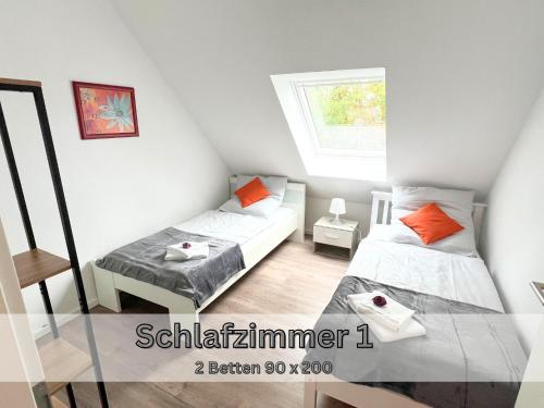 Postel nebo postele na pokoji v ubytování Ferienwohnung "Atlantis" Papenburg Balkon Einbauküche Neubau 74 qm Free Wifi 2 Schlafzimmer 4 Personen