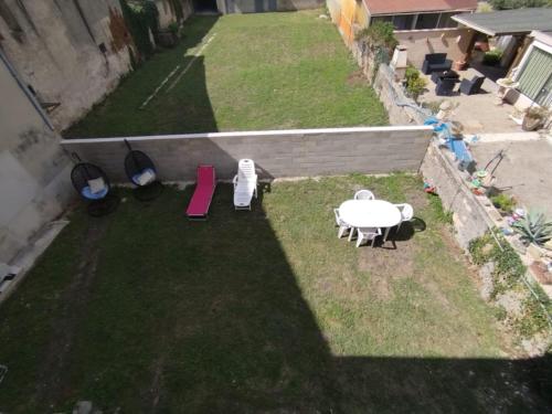 an aerial view of a yard with a table and chairs at Appart T3 avec Cours et Parking Privé in Montélimar