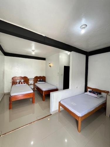 Postel nebo postele na pokoji v ubytování D'Celvin Hotel Bukit Lawang