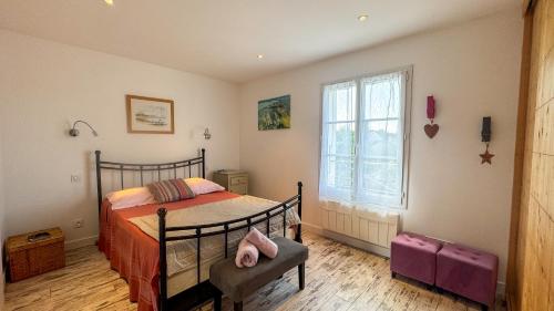 a bedroom with a bed and a window at Jolie maison rénovée sur Loix in Loix