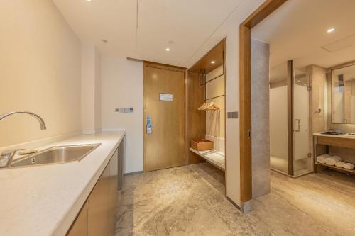 a kitchen with a sink and a shower at 沁住酒店重庆南坪万达广场店 in Chongqing