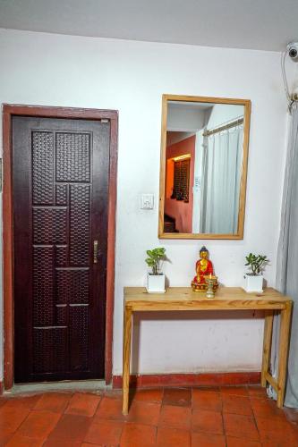 パタンにあるHariman Chhen Homestay Bの木製テーブルと鏡付きの部屋