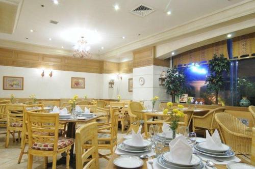 Un restaurante o sitio para comer en Tiara Oriental Hotel