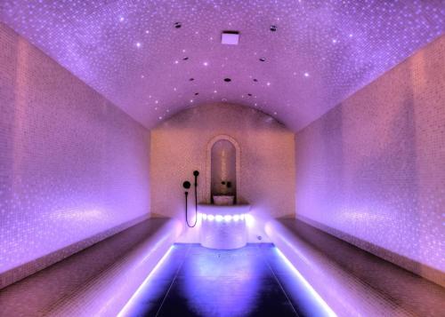a room with purple lights on the walls at Hotel Experience in Bečej