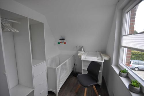 a small room with a desk and a chair at Nr 31 - Ferienhaus Am Yachthafen in Carolinensiel