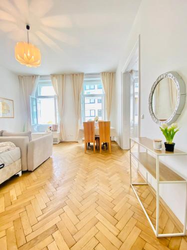 2-Bedroom Apartment, Sleeps Six, 4-Min Walk to Stadthalle