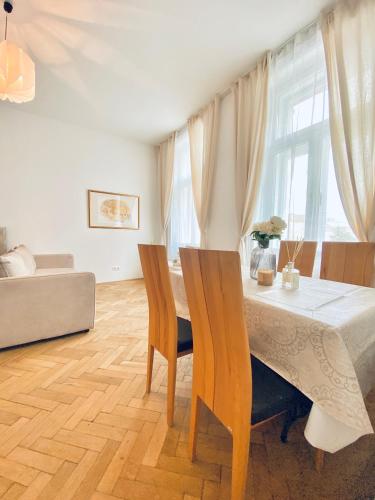 2-Bedroom Apartment, Sleeps Six, 4-Min Walk to Stadthalle
