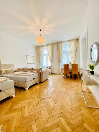 2-Bedroom Apartment, Sleeps Six, 4-Min Walk to Stadthalle