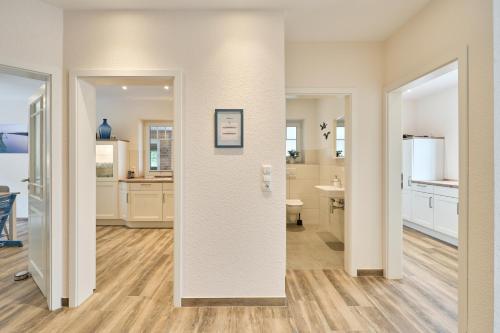 a room with a hallway with a bathroom and a kitchen at Kanalkajüte Wilhelm in Hanerau-Hademarschen