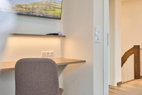 a office with a desk and a chair in a room at Kanalkajüte Wilhelm in Hanerau-Hademarschen