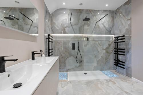 Koupelna v ubytování Gable View - Luxury Riverside Sanctuary