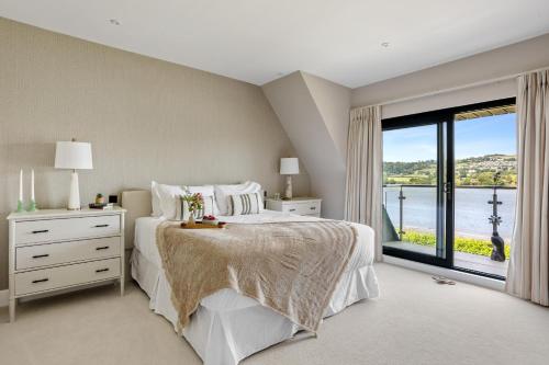 Postel nebo postele na pokoji v ubytování Gable View - Luxury Riverside Sanctuary