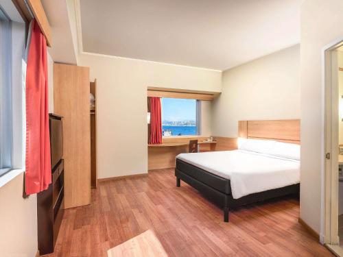 Postel nebo postele na pokoji v ubytování ibis Valparaiso