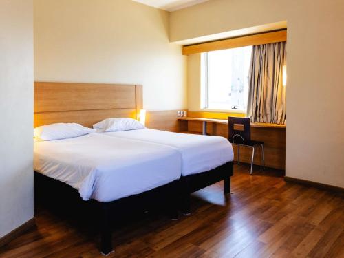 Postel nebo postele na pokoji v ubytování ibis Valparaiso