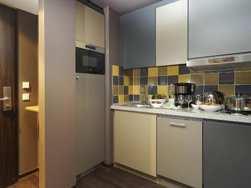 Kuchyň nebo kuchyňský kout v ubytování Aparthotel Adagio Köln City