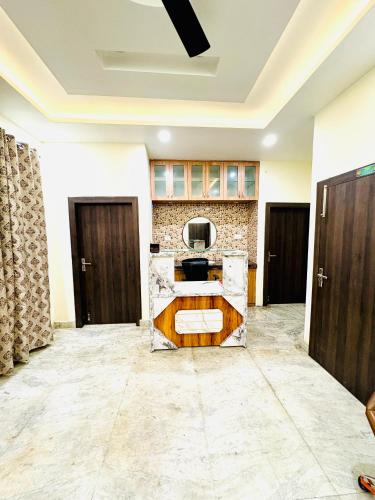 vestíbulo de una casa con recepción en Hotel Ashtra, en Lucknow