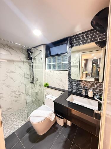 a bathroom with a toilet and a sink and a shower at Phupha house Hatyai in Sathani Khlong Rian