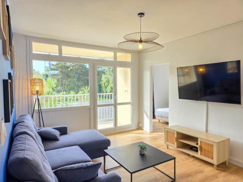 un salon avec un canapé et une table dans l'établissement Le Lagon, Moderne, Parking & Proche du Centre, à Saint-Brieuc