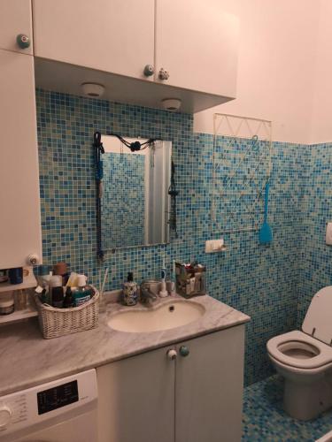 a bathroom with a sink and a toilet at Bardolino Blue in Bardolino
